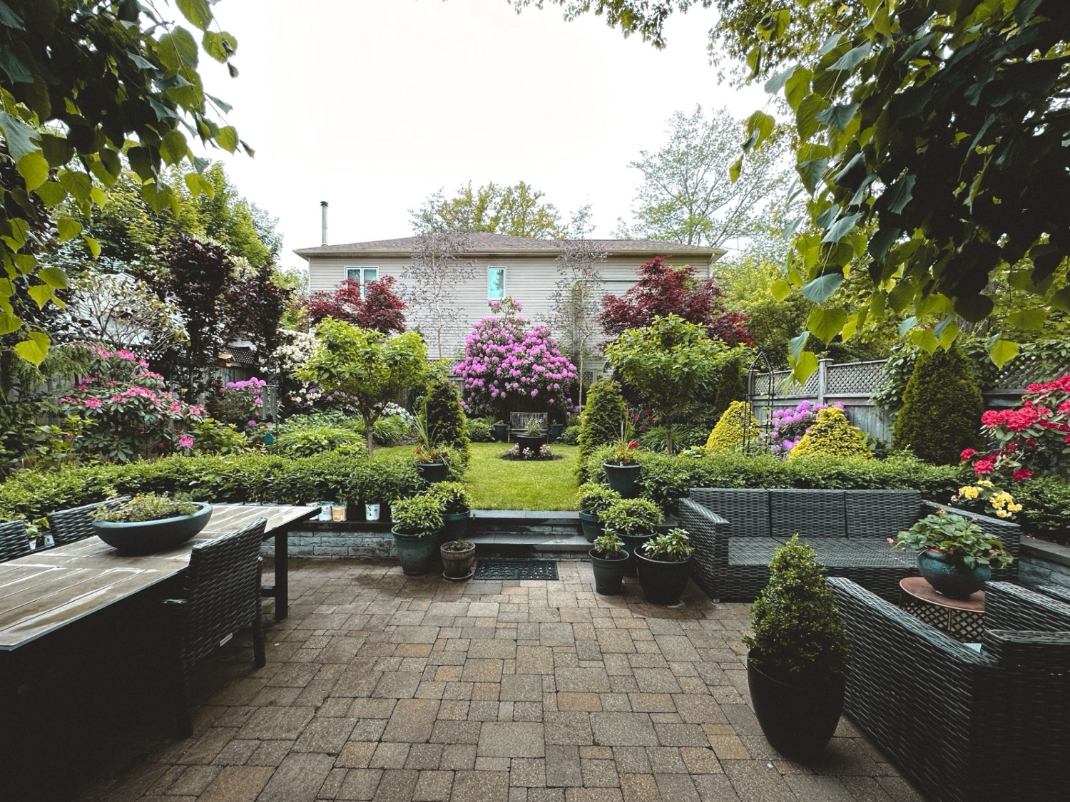 Jardin fleuri et patio pavé