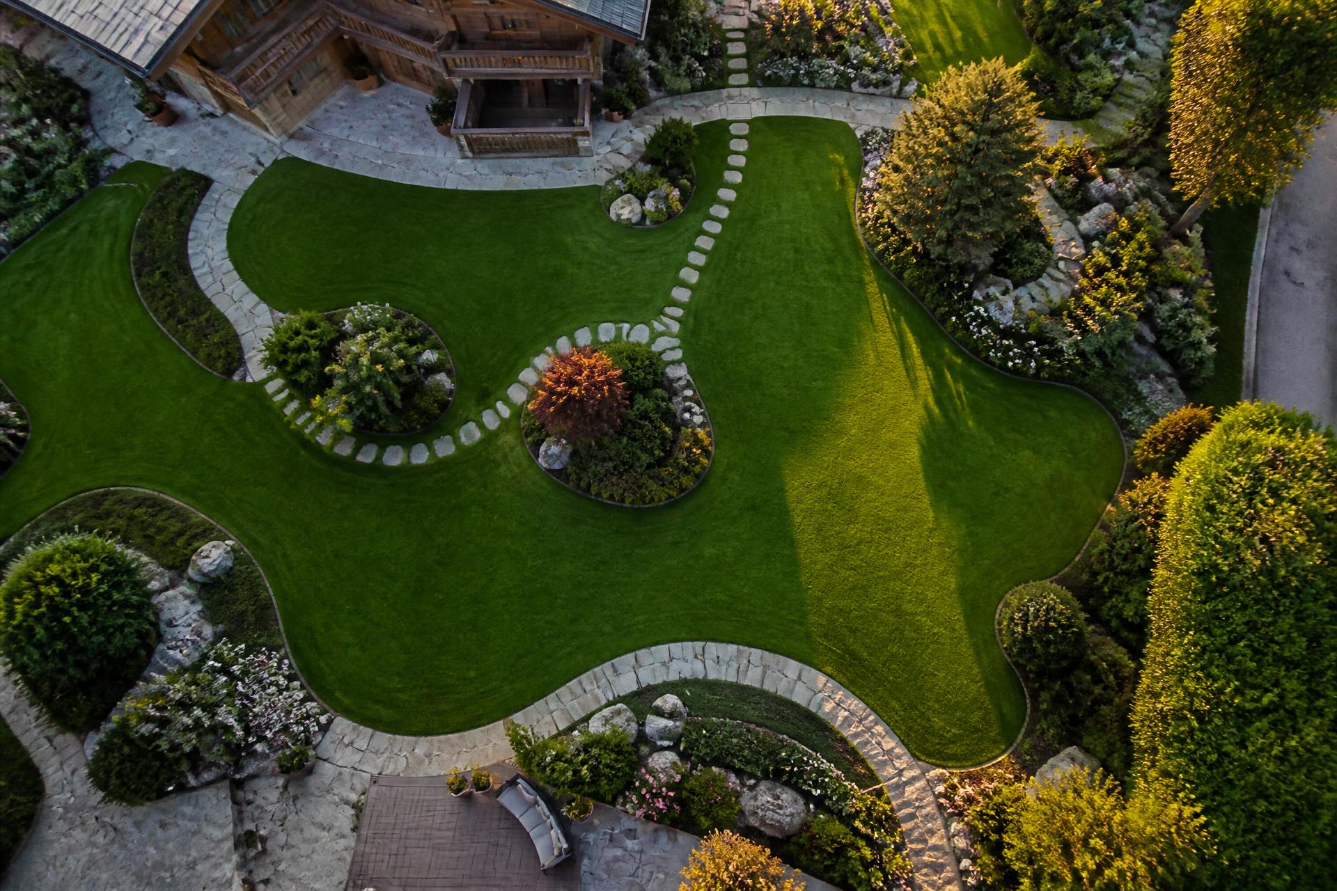 Vue aérienne d'un jardin paysager avec pelouse impeccable en Valais